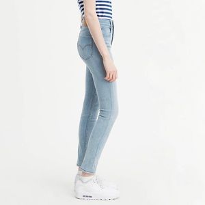 Levis 721 high rise skinny jeans.